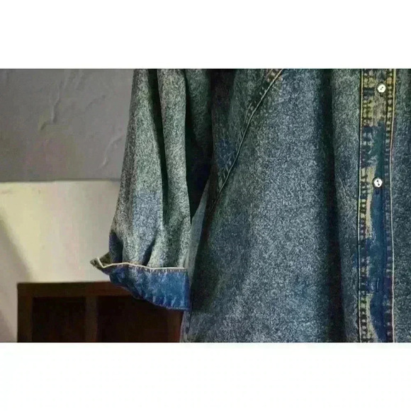 1990s Pretty Bleu Acid Wash Denim Button Down Shirt Retro Rose Applique Small - Picture 2 of 7
